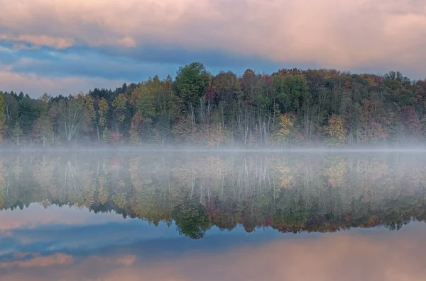 Autumn Landscape Dawn Moccasin Lake Fog Mirrored Reflections Calm Water — Stock Photo, Image