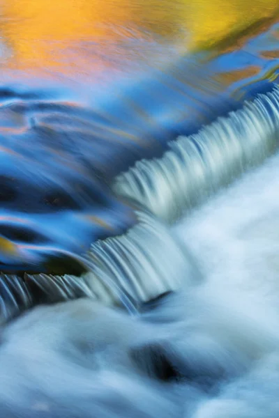 Bond Falls Cascade Rögzített Bemozdítás Megvilágított Visszavert Szín Napsütötte Őszi — Stock Fotó