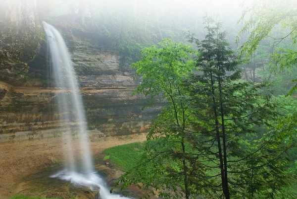 Foggy Paysage Estival Munising Falls Capturé Avec Flou Mouvement Encadré — Photo