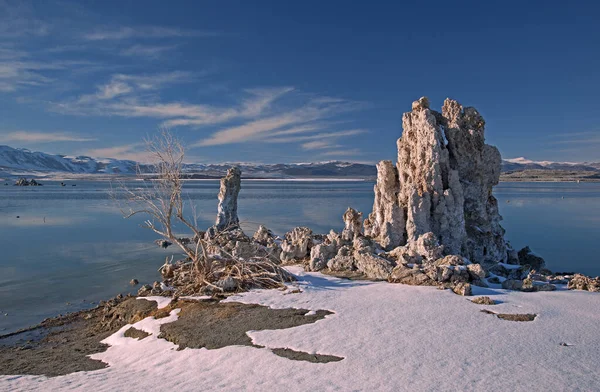 Winter Landscape Mono Lake Tufa Formations Mirrored Reflections Eastern Sierra — Stock Photo, Image