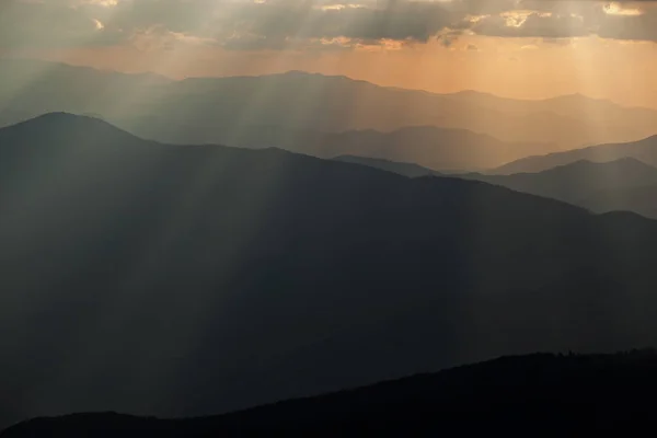 Paisaje Rayos Sol Grandes Montañas Ahumadas Cerca Del Atardecer Desde — Foto de Stock
