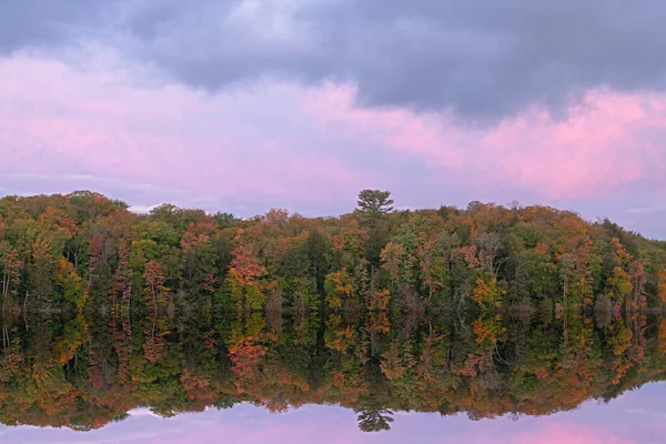 Jesienny Krajobraz Świcie Jeziora Pete Odbiciami Spokojnej Wodzie Las Narodowy — Zdjęcie stockowe