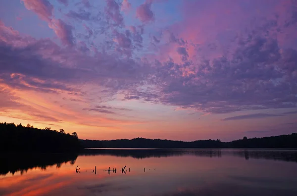 Paysage Lever Soleil Pete Lake Avec Beaux Reflets Eau Calme — Photo