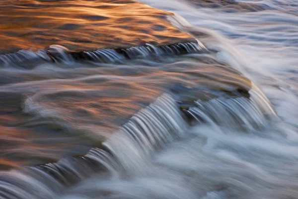 美国密歇根州上半岛的Hiawatha国家森林 奥赖特瀑布瀑布瀑布的景观被运动模糊所捕获 被阳光照射的秋天枫树反射出的色彩照亮 — 图库照片