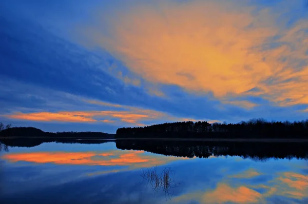 Landschaft Eines Frühlingssonnenuntergangs Crooked Lake Mit Spiegelungen Ruhigen Wasser Michigan — Stockfoto