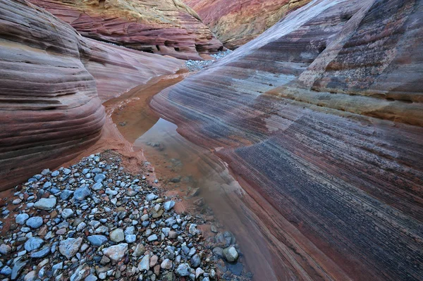 Slot Canyon Com Piscinas Água Parada Reflexões Valley Fire State — Fotografia de Stock