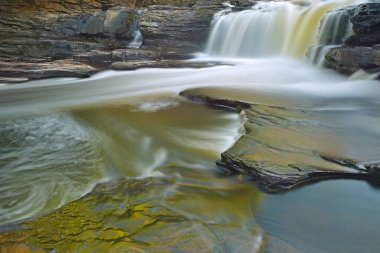 Manido Şelaleleri 'nin manzarası hareket bulanıklığı, Presque Adası Nehri, Kirpi Dağları Vahşi Doğa Parkı, Michigan' ın Yukarı Yarımadası, Usa