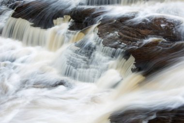 Manido Şelaleleri 'nin manzarası hareket bulanıklığı, Presque Adası Nehri, Kirpi Dağları Vahşi Doğa Parkı, Michigan' ın Yukarı Yarımadası, Usa
