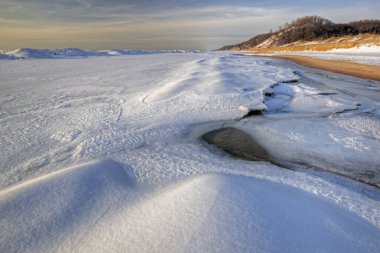 Günbatımında Michigan Gölü 'nün kış kışı kışı kıyıları Saugatuck Dunes State Park, Michigan, ABD