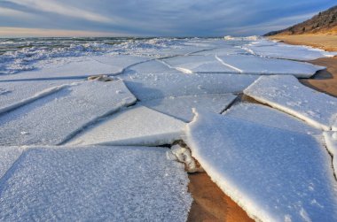 Günbatımında Michigan Gölü 'nün kış kışı kışı kıyıları Saugatuck Dunes State Park, Michigan, ABD