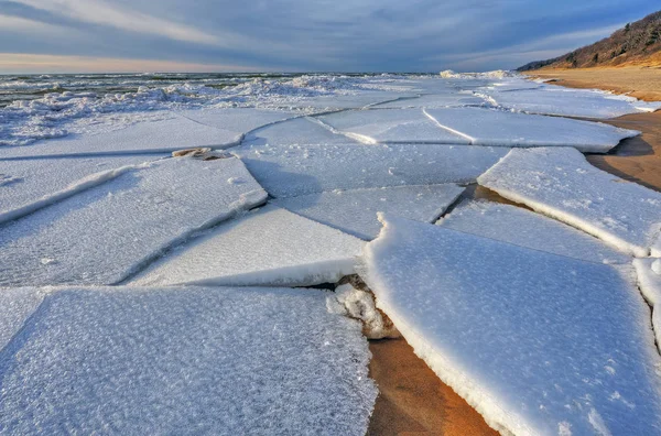 美国密歇根州Saugatuck Dunes州立公园日落时密歇根湖冬季海岸线景观 — 图库照片