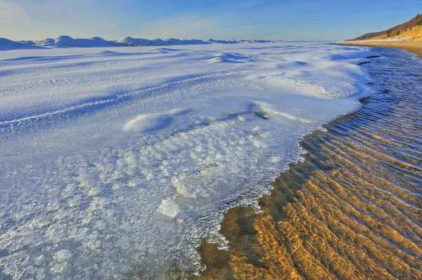 美国密歇根州Saugatuck Dunes州立公园日落时密歇根湖冬季海岸线景观 — 图库照片