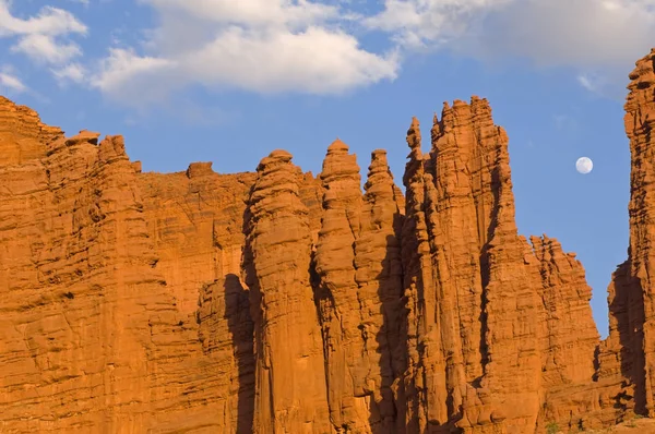 Τοπίο Του Fisher Towers Και Πανσέληνο Στο Ηλιοβασίλεμα Κοντά Moab — Φωτογραφία Αρχείου