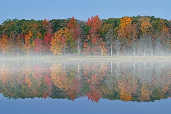 Mlhavá Podzimní Krajina Břehu Hlubokého Jezera Zrcadlovými Odlesky Klidné Vodě — Stock fotografie