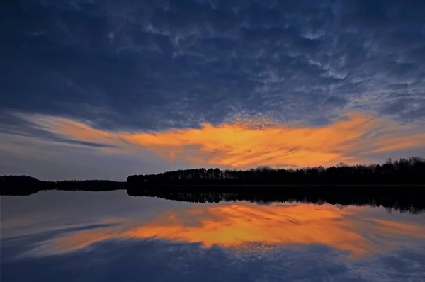 Landschaft Eines Frühlingssonnenuntergangs Crooked Lake Mit Spiegelungen Ruhigen Wasser Michigan — Stockfoto