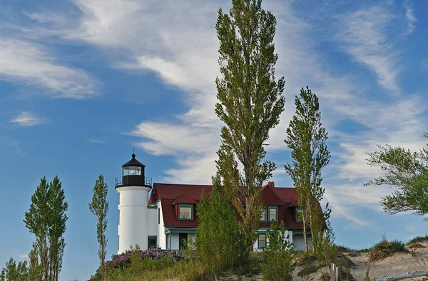 Paysage Phare Point Betsie Encadré Par Des Arbres Lac Michigan — Photo