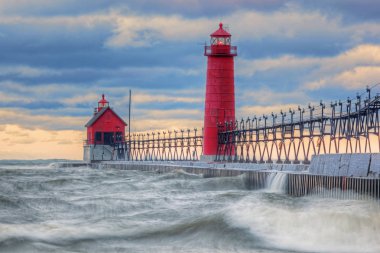 Grand Haven Deniz Feneri 'nin, rıhtımın ve şafak vakti podyumun manzarası Michigan Gölü, Michigan, Usa