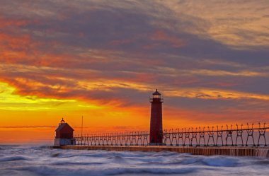 Grand Haven 'ın manzarası, Michigan Deniz feneri, rıhtım ve gün batımında podyum, Michigan Gölü, ABD