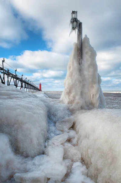 Paisagem Inverno Farol Grand Haven Com Cais Gelado Passarela Lago — Fotografia de Stock