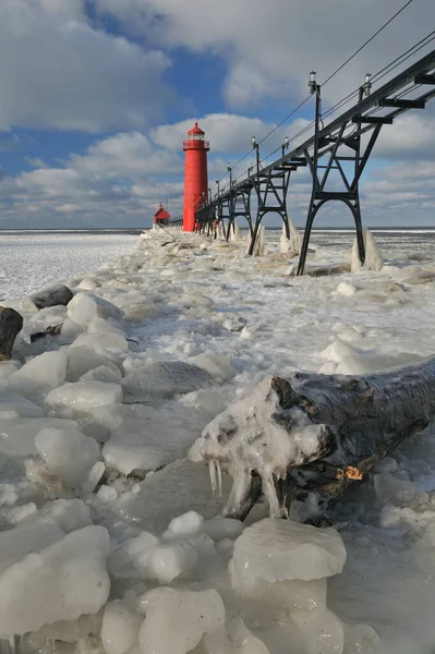 Paesaggio Invernale Del Faro Grand Haven Con Molo Ghiacciato Passerella — Foto Stock