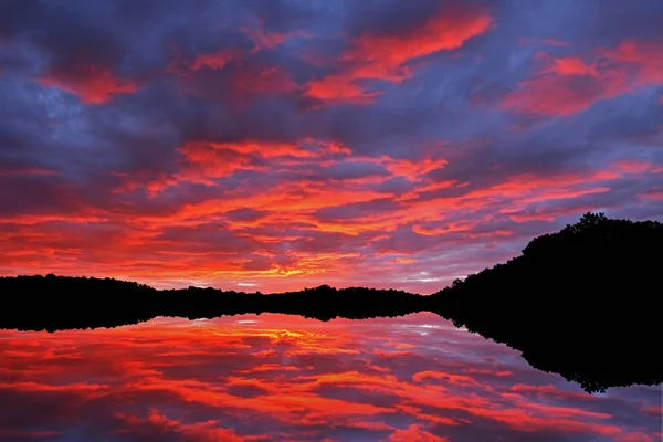 Paisaje Crepúsculo Costa West Lake Con Reflejos Espejados Aguas Tranquilas — Foto de Stock
