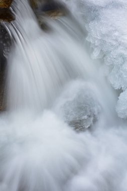 Kış manzara hareket ile yakalanan bir çağlayan Boulder Creek, bulanıklık, Rocky Dağları, Colorado, ABD