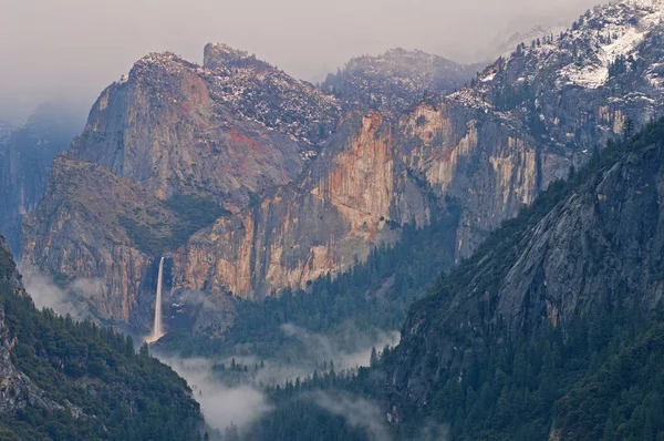 Téli Táj Menyasszonyi Fátyol Vízesés Köd Elfogták Mozgás Elmosódás Yosemite — Stock Fotó