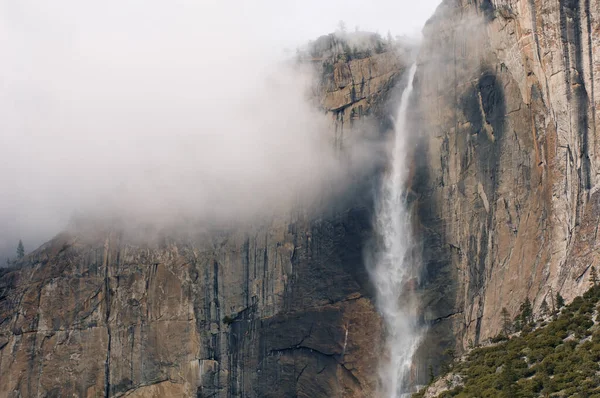 Paisaje Invernal Upper Yosemite Falls Niebla Capturada Con Desenfoque Movimiento — Foto de Stock