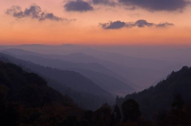 Newfound Gap 'ten gün doğumu manzarası, Great Smoky Dağları Ulusal Parkı, Tennessee, ABD
