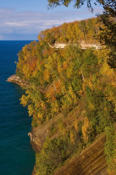 美国密歇根州上半岛的岩石国家湖岸 苏必利尔湖海岸线的秋季景观 — 图库照片