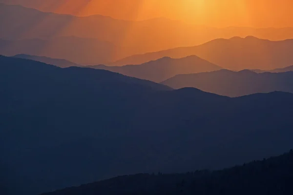Paisaje Rayos Sol Grandes Montañas Ahumadas Cerca Del Atardecer Desde — Foto de Stock