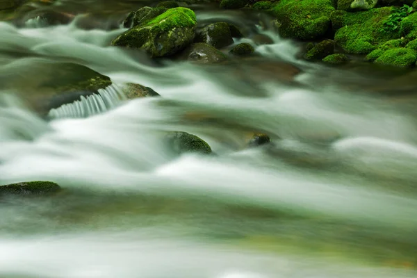 Wiosnę Krajobraz Rzeki Oconaluftee Zrobione Ruchu Rozmycie Great Smoky Mountains — Zdjęcie stockowe