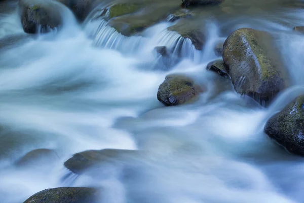 Tavaszi Táj Little River Elfogott Mozgás Elmosódott Megvilágította Tükröződő Szín — Stock Fotó