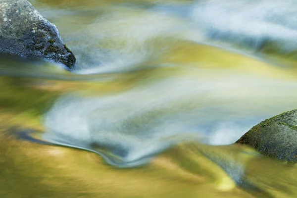 小さな川の春の風景は 太陽の光の葉と青空のオーバーヘッド グレートスモーキー山脈国立公園 テネシー州 米国からの反射色によってキャプチャされ — ストック写真