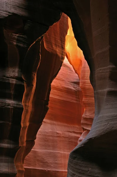 美国亚利桑那州 带有反射阳光的上羚羊槽峡谷景观 — 图库照片