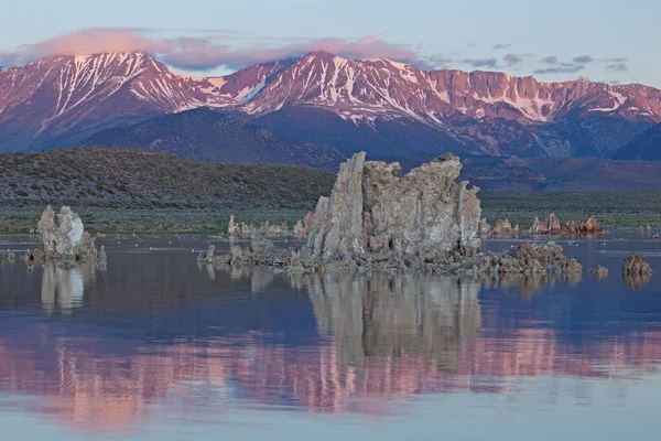 Gündoğumu Mono Gölü Doğu Sierra Nevada Dağları Durgun Sularda Yansımalarla — Stok fotoğraf