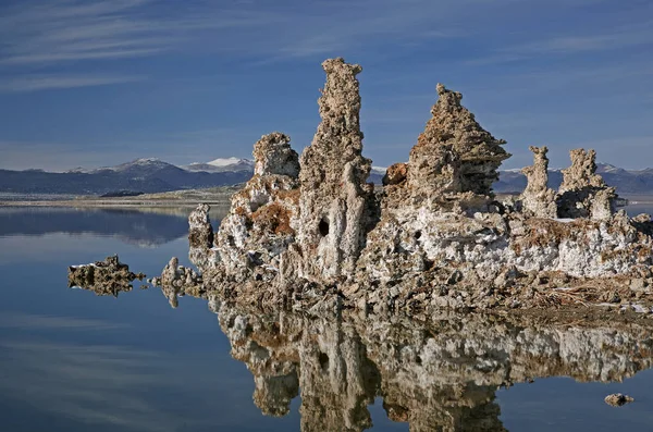 タファ層を持つモノ湖の冬の風景 穏やかな水の中に反映され 東シエラネバダ山脈 カリフォルニア州 アメリカ — ストック写真