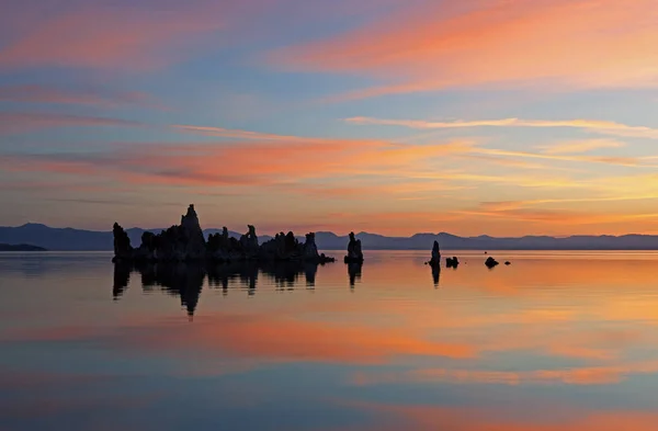 Mono Lake Bij Dageraad Met Tufsteenformaties Reflecties Kalm Water Californië — Stockfoto