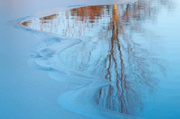 Absztrakt Téli Táj Jég Tükrözött Fák Nyugodt Vízben Közel Naplemente — Stock Fotó