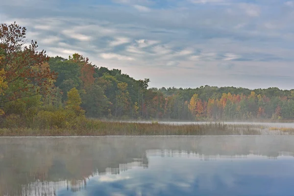 Ομιχλώδες Τοπίο Φθινόπωρο Στην Αυγή Της Ακτογραμμής Του Deep Lake — Φωτογραφία Αρχείου