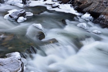 Clear Creek 'in kış manzarası. Buz oluşumları hareket bulanıklığı, Rocky Dağları, Colorado, Usa