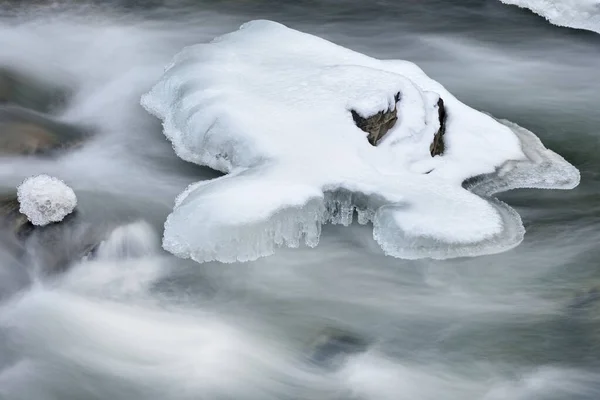 Clear Creek Kış Manzarası Buz Oluşumları Hareket Bulanıklığı Rocky Dağları — Stok fotoğraf