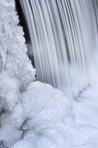 熊溪瀑布冬季景观 被运动模糊捕获 前山脉 落基山脉 科罗拉多州 乌萨州 — 图库照片