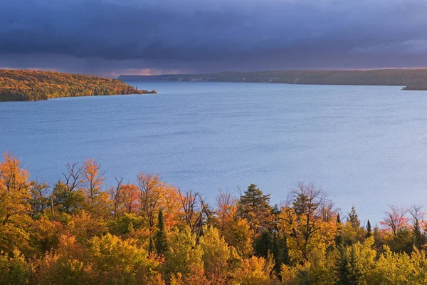 Herfst Landschap Van Kustlijn Van Lake Superior Met Passerende Storm — Stockfoto