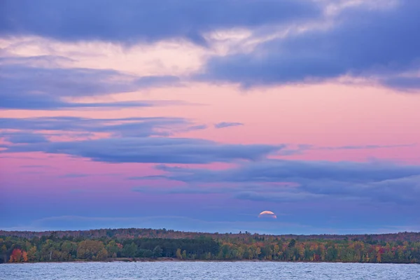 Paisagem Outono Orla Costeira Lago Superior Com Pôr Lua Crepúsculo — Fotografia de Stock