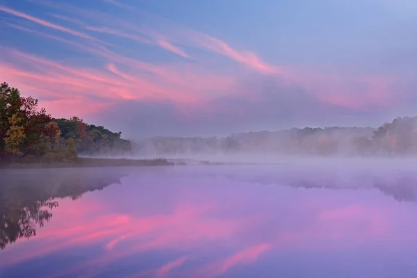 穏やかな水の中に鏡の反射と深い湖の海岸線の夜明けの秋の風景 ヤンキースプリングス州立公園 ミシガン州 アメリカ — ストック写真