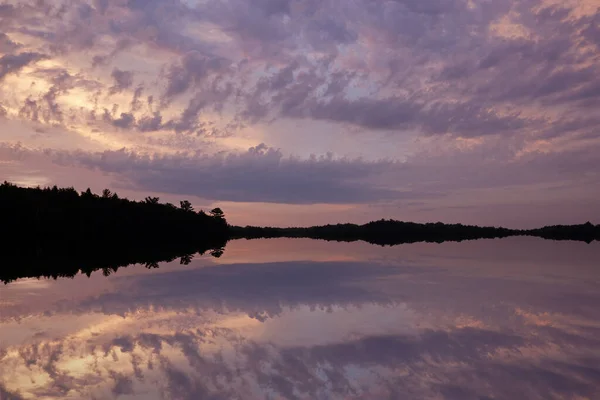 Landschaft Morgengrauen Von Pete Lake Mit Spiegelnden Spiegelungen Ruhigem Wasser — Stockfoto