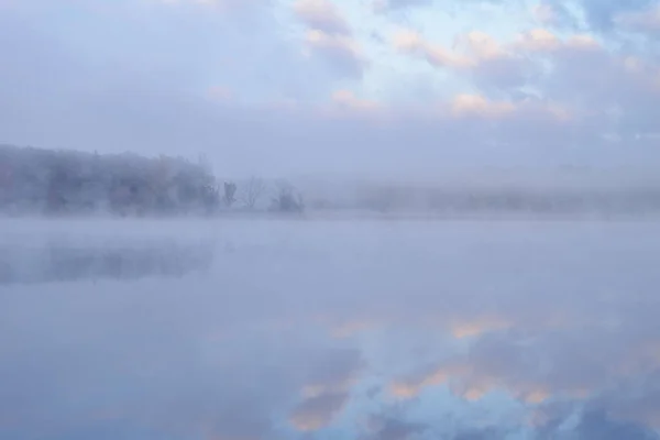 Nebelige Herbstlandschaft Der Dämmerung Mit Spiegelungen Ruhigem Wasser Deep Lake — Stockfoto