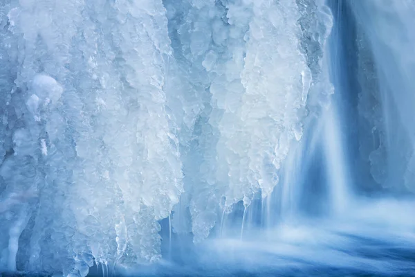 Winter Portage Creek Cascade Gevangen Met Bewegingsvervaging Omlijst Door Ijs — Stockfoto