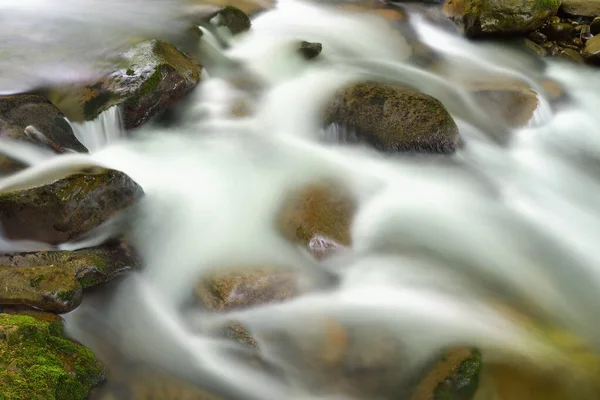 Zomer Landschap Van Een Cascade Big Creek Gevangen Met Bewegingsvervaging — Stockfoto